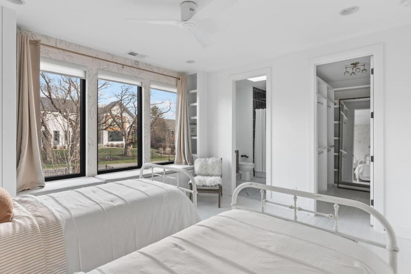 Holiday home Luxury In Hills With Garage And Walk To The Park *