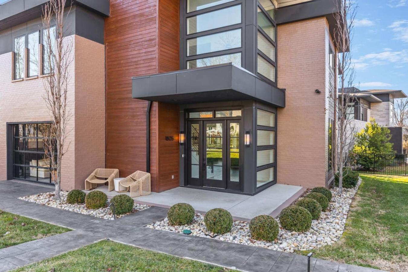 Luxury In Hills With Garage And Walk To The Park *