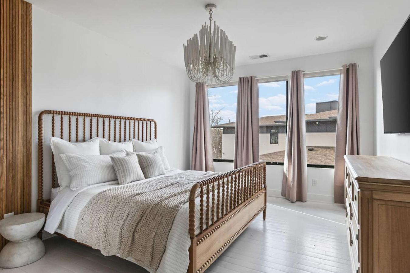 Luxury In Hills With Garage And Walk To The Park * Nashville