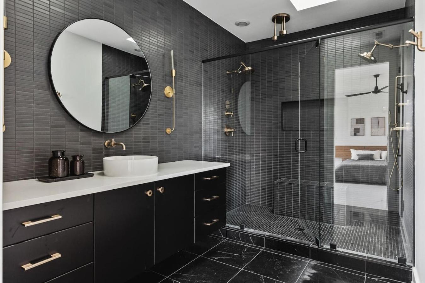 Luxury In Hills With Garage And Walk To The Park