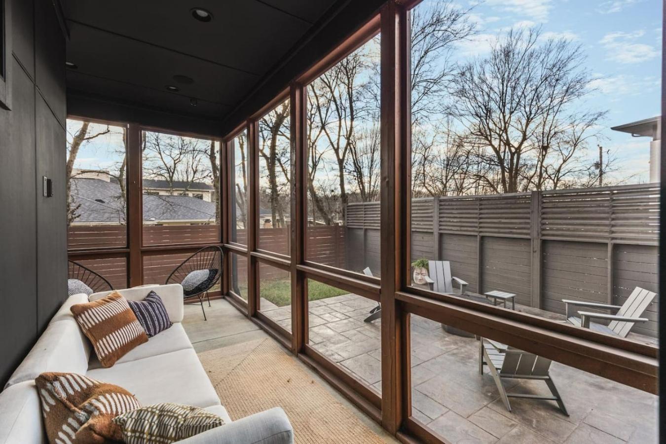 Luxury In Hills With Garage And Walk To The Park Holiday home *