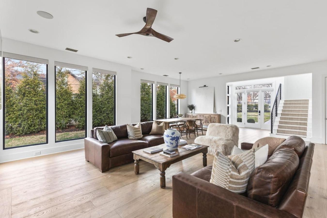 Luxury In Hills With Garage And Walk To The Park *