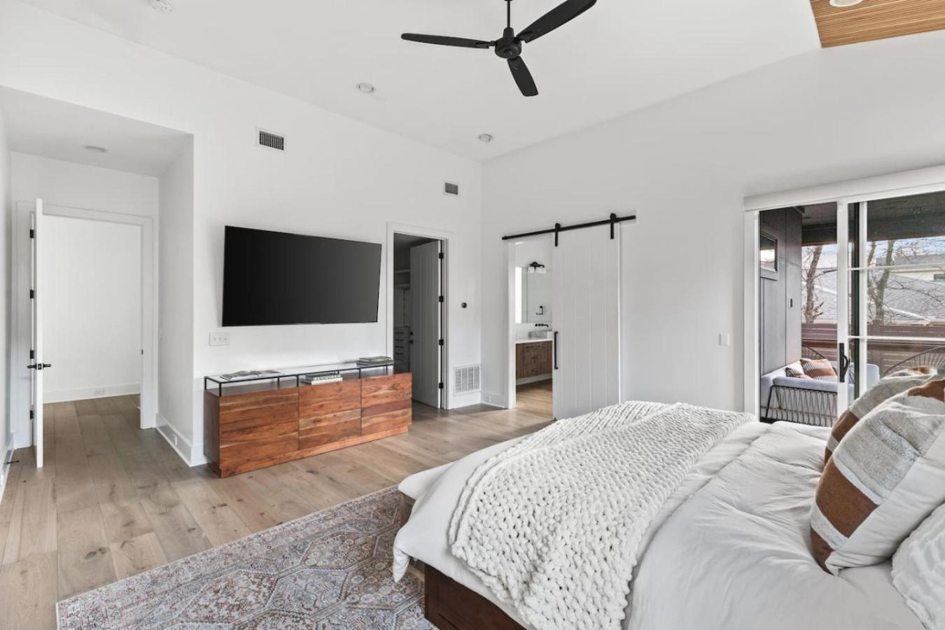 Luxury In Hills With Garage And Walk To The Park Nashville