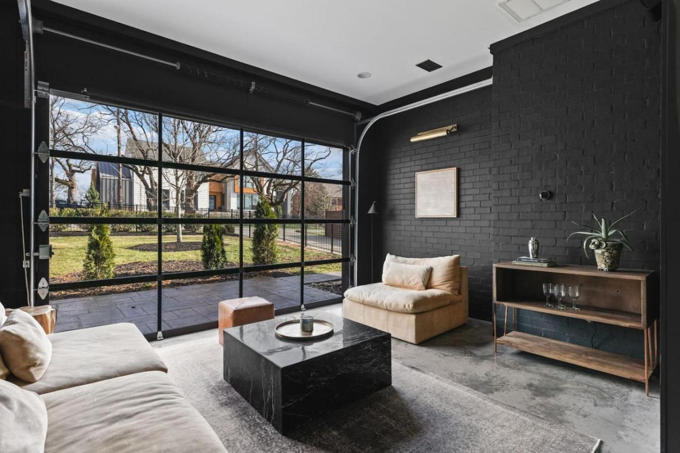 Luxury In Hills With Garage And Walk To The Park Holiday home