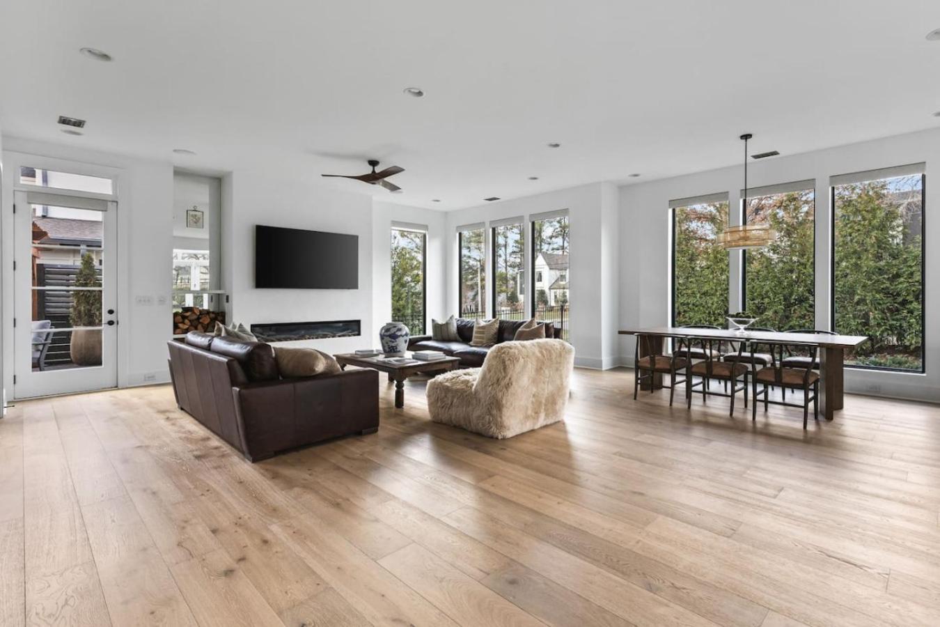 Luxury In Hills With Garage And Walk To The Park *