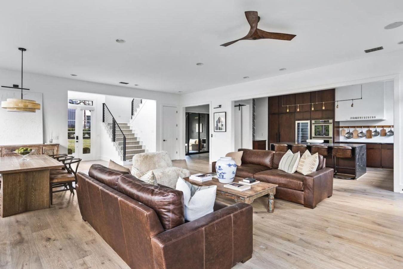 Luxury In Hills With Garage And Walk To The Park Holiday home *