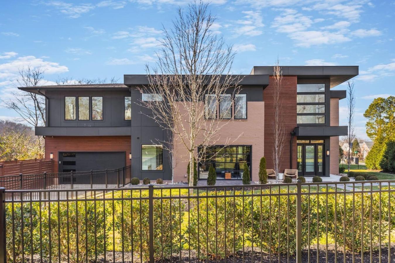 Luxury In Hills With Garage And Walk To The Park *