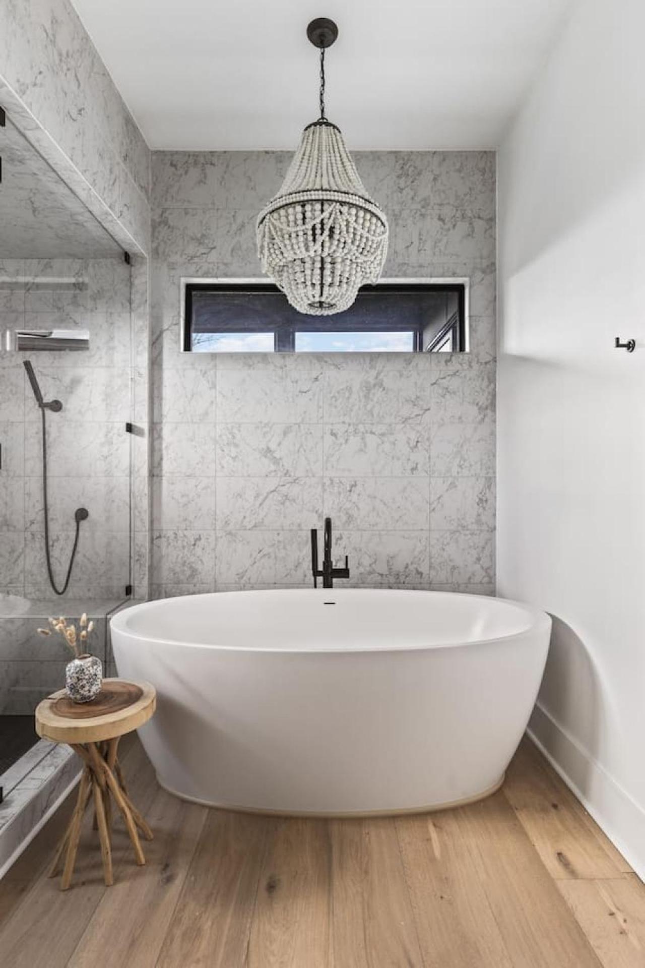 Luxury In Hills With Garage And Walk To The Park