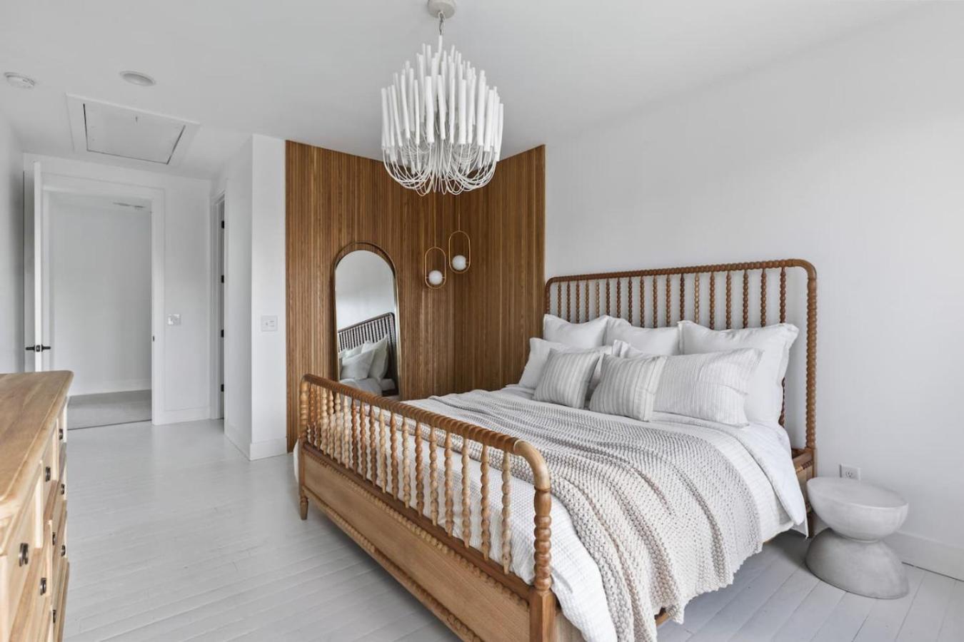 Luxury In Hills With Garage And Walk To The Park *