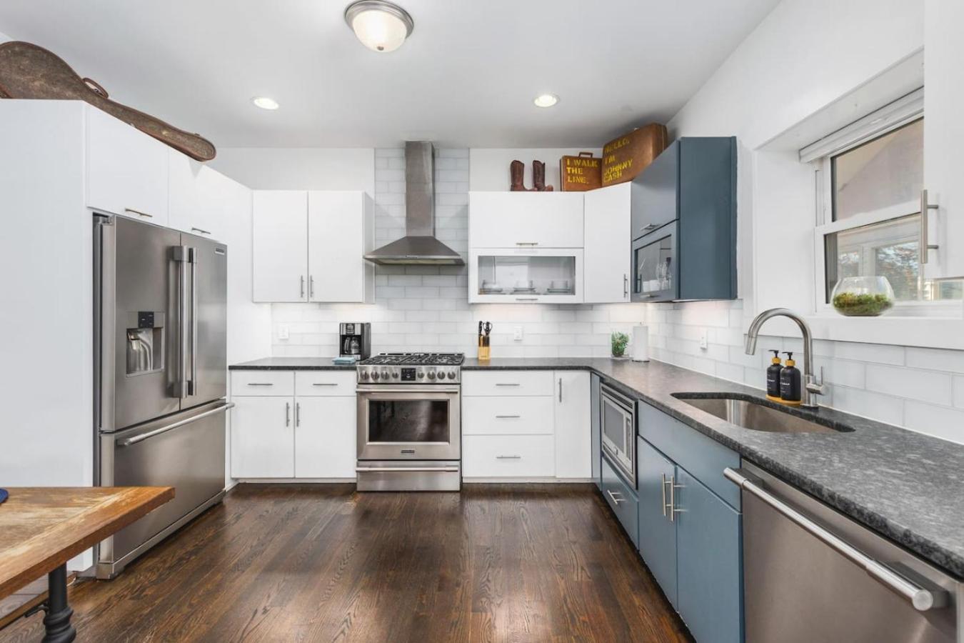 Two Adjacent Homes In 12 South And Belmont Area Sleeps 20 People *