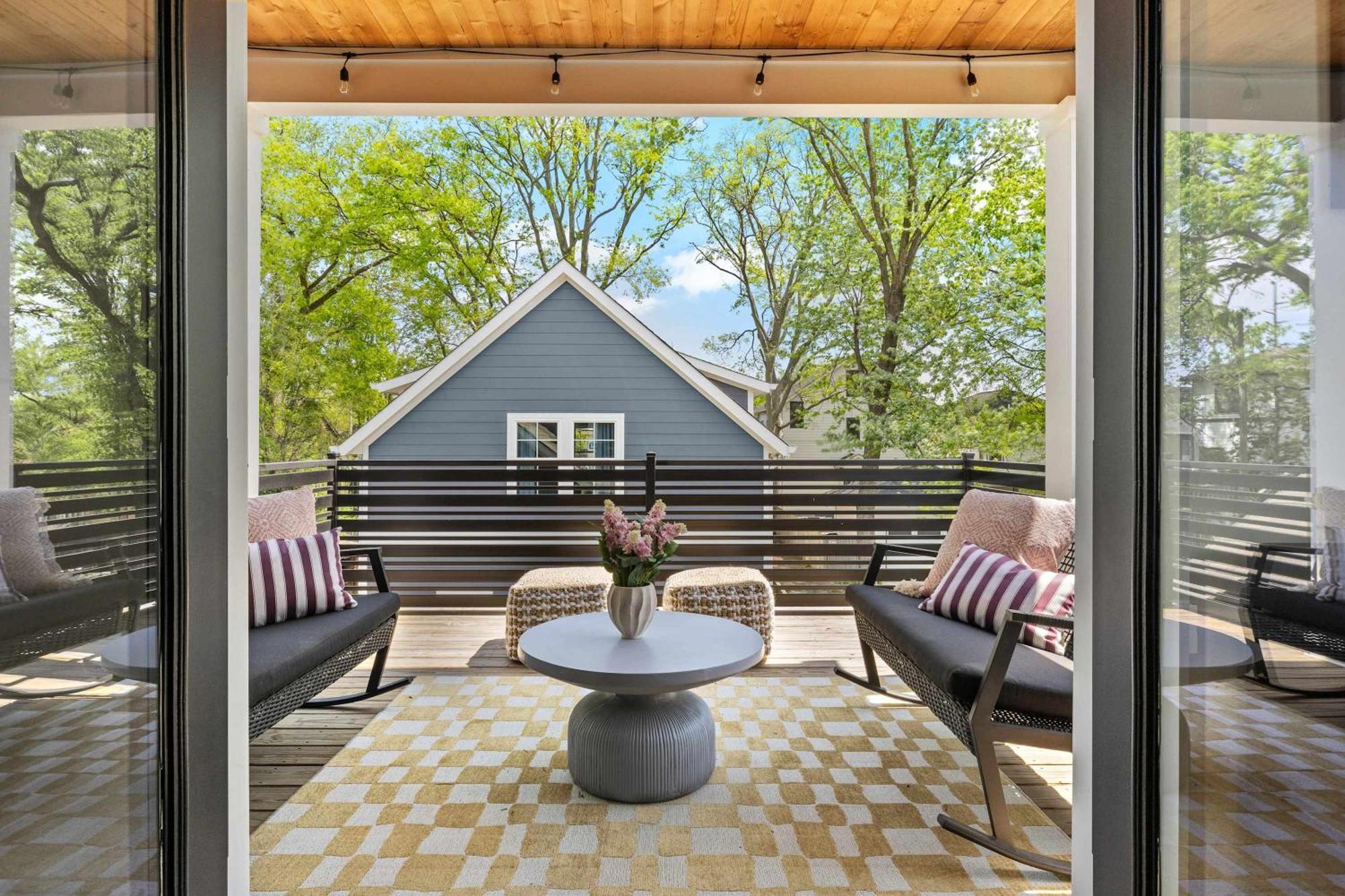 The Morrison - Karaoke Theater Backyard Oasis *