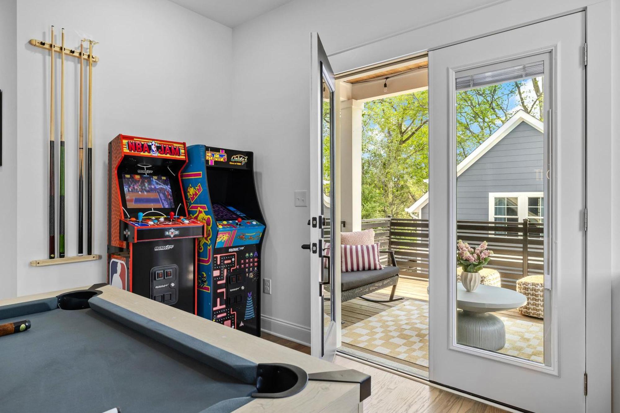 The Morrison - Karaoke Theater Backyard Oasis * Nashville