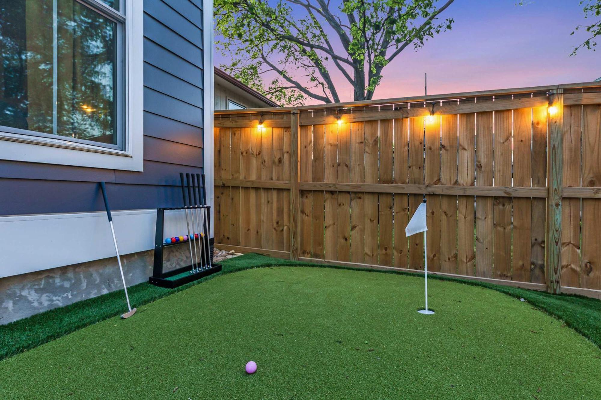 The Morrison - Karaoke Theater Backyard Oasis *