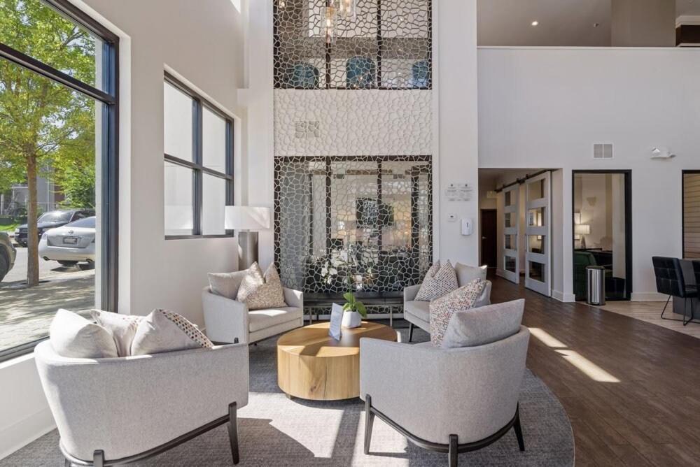 Apartment Mid-century Charm In Midtown *