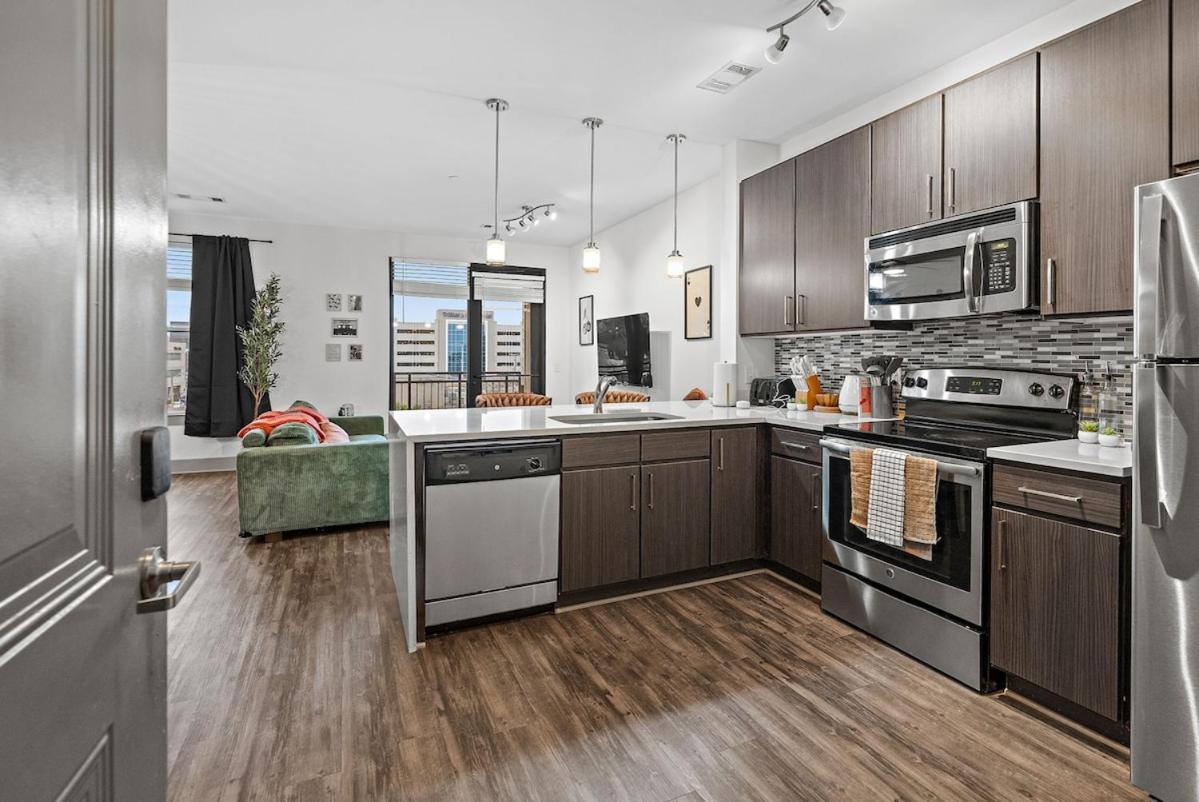 Apartment Mid-century Charm In Midtown