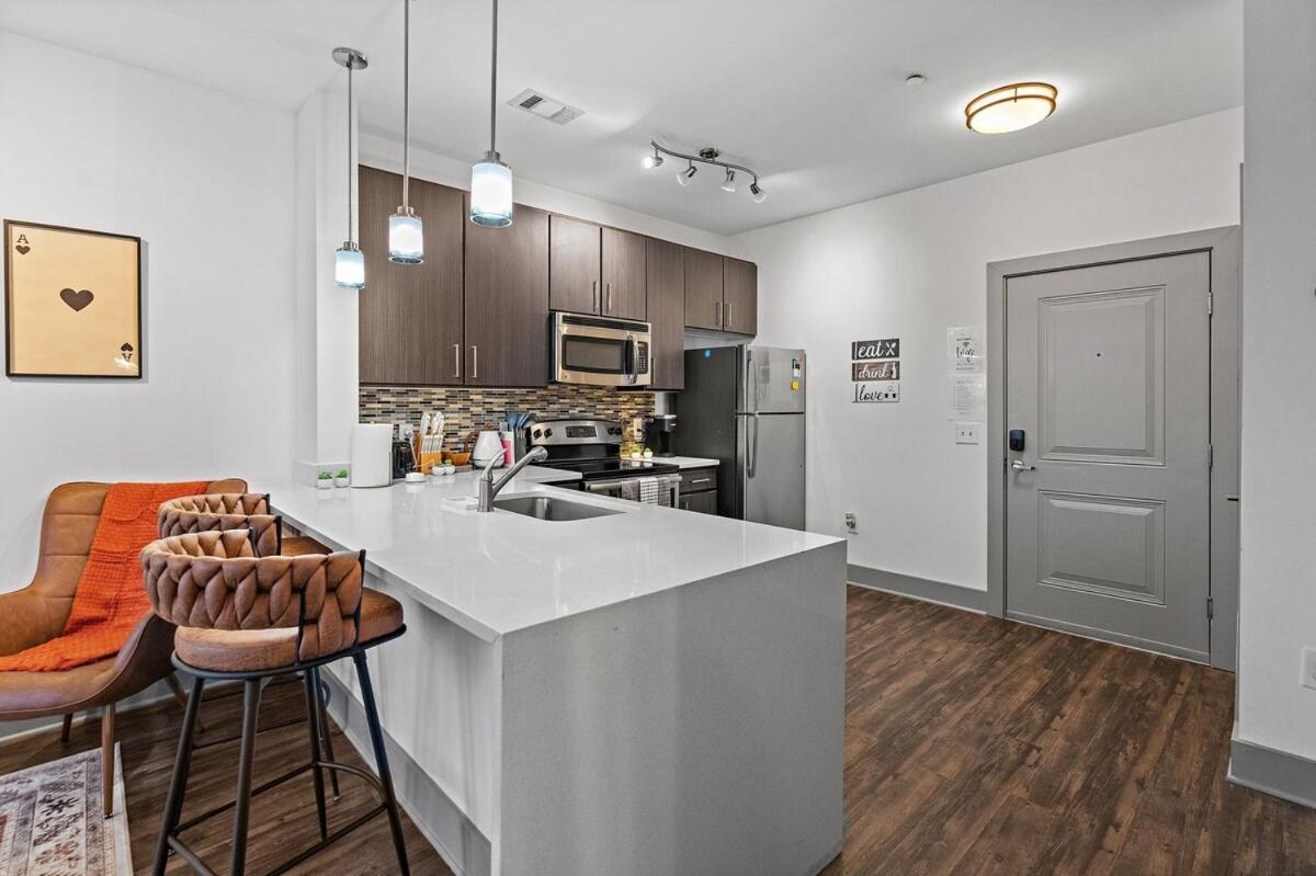 Apartment Mid-century Charm In Midtown *