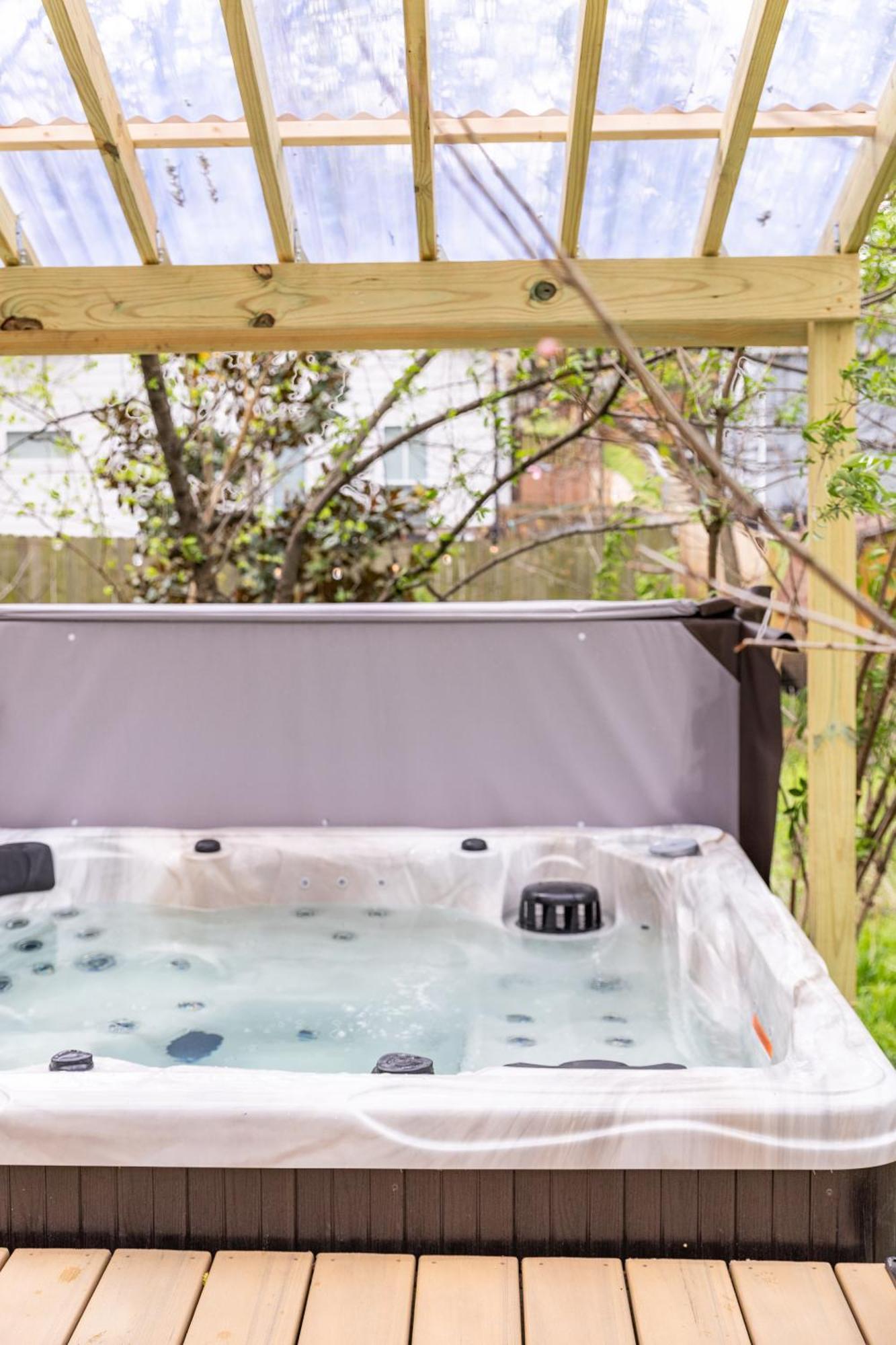 Holiday home Dreamy Tiny House With Hot Tub And Garden Patio Nashville