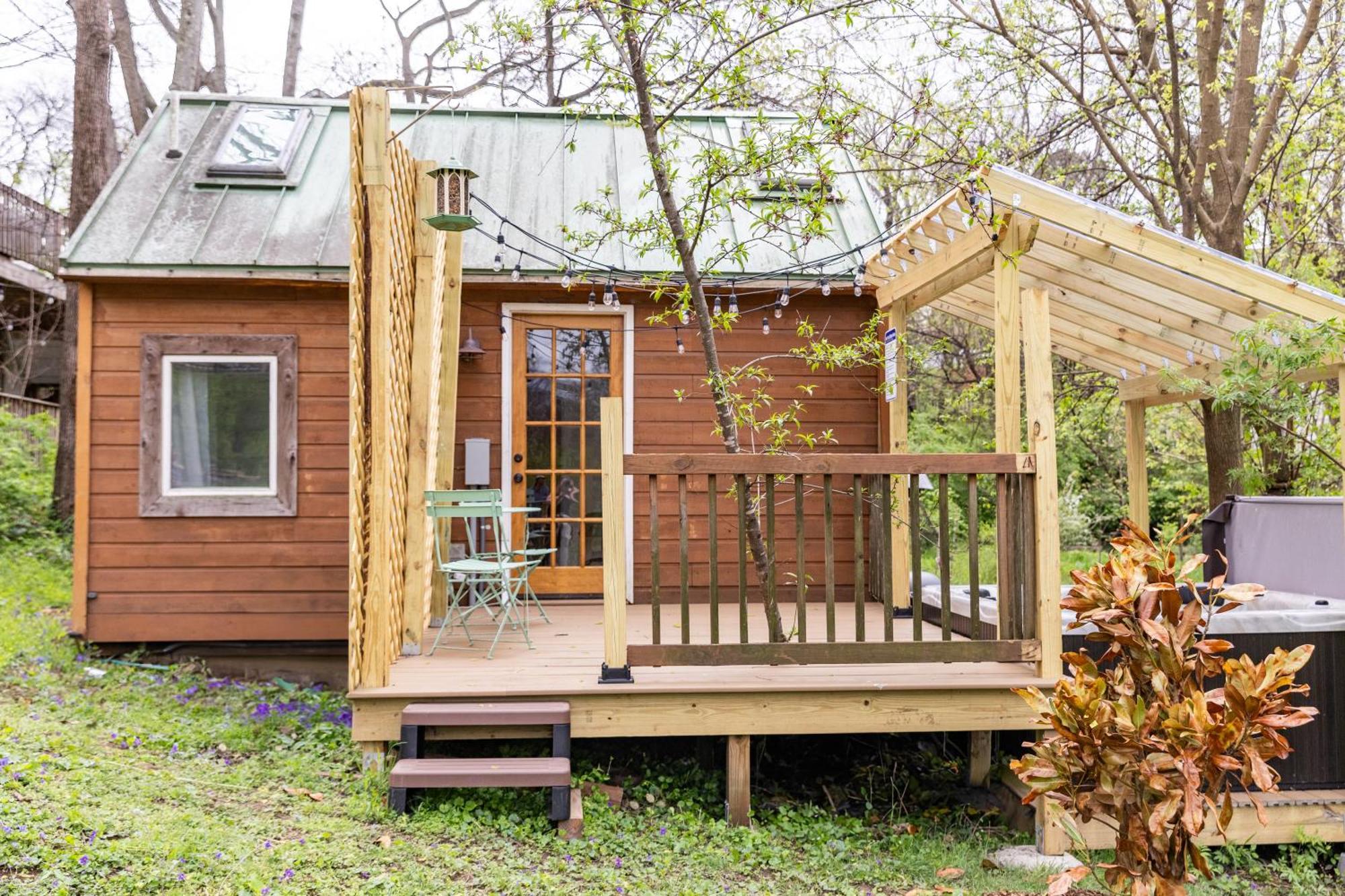 Holiday home Dreamy Tiny House With Hot Tub And Garden Patio
