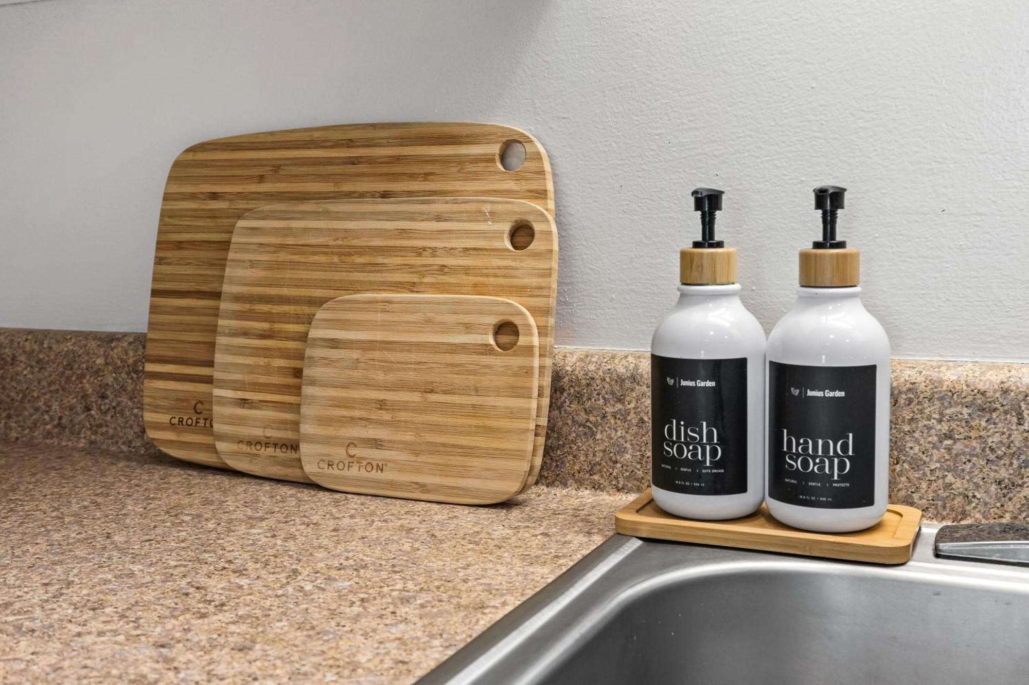 Famous Music Row 1 Bedroom With Free Parking And Pool Holiday home