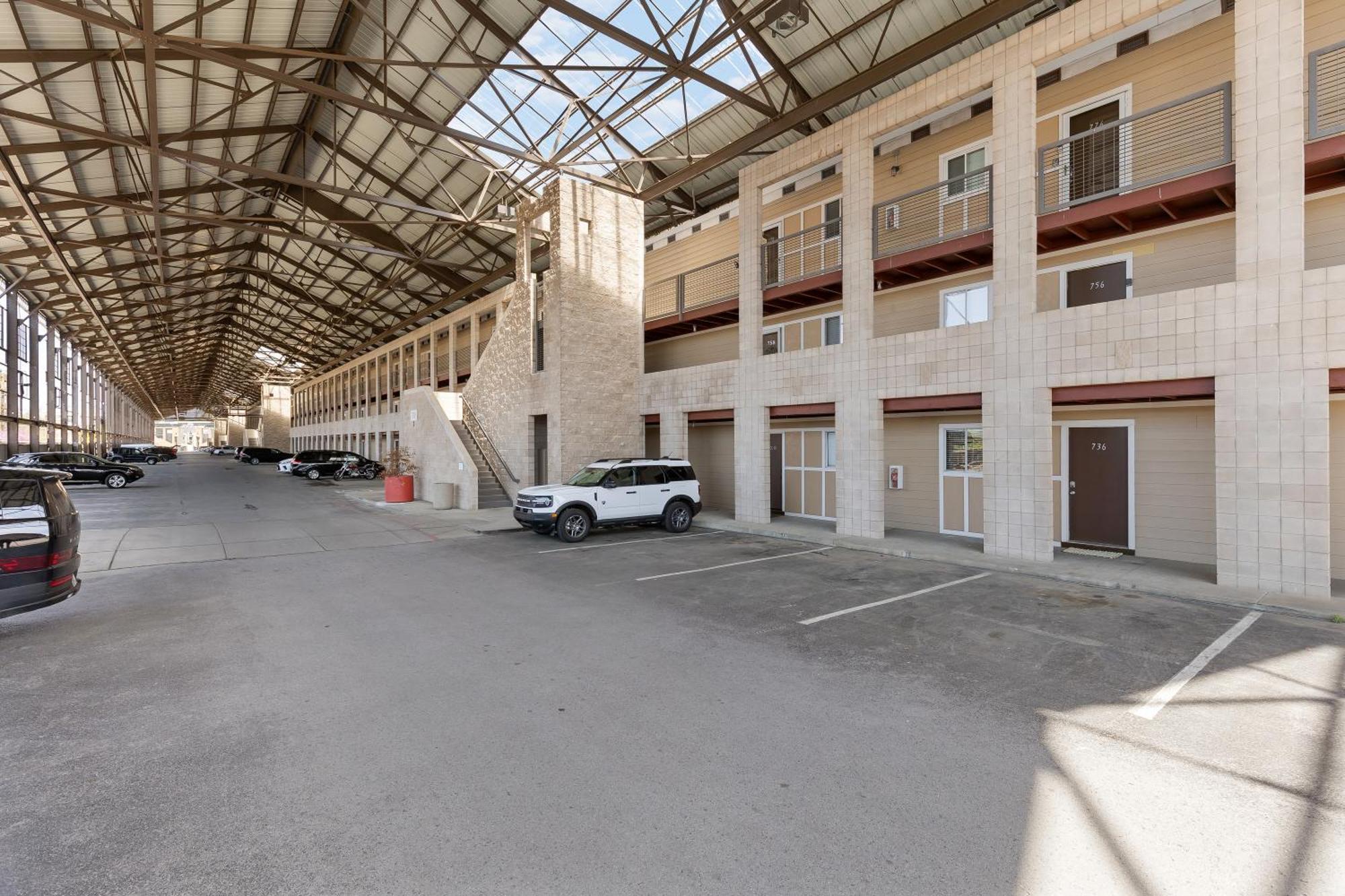 Oasis Walk To Broadway With Pool, Parking, Gym And Patio Apartment