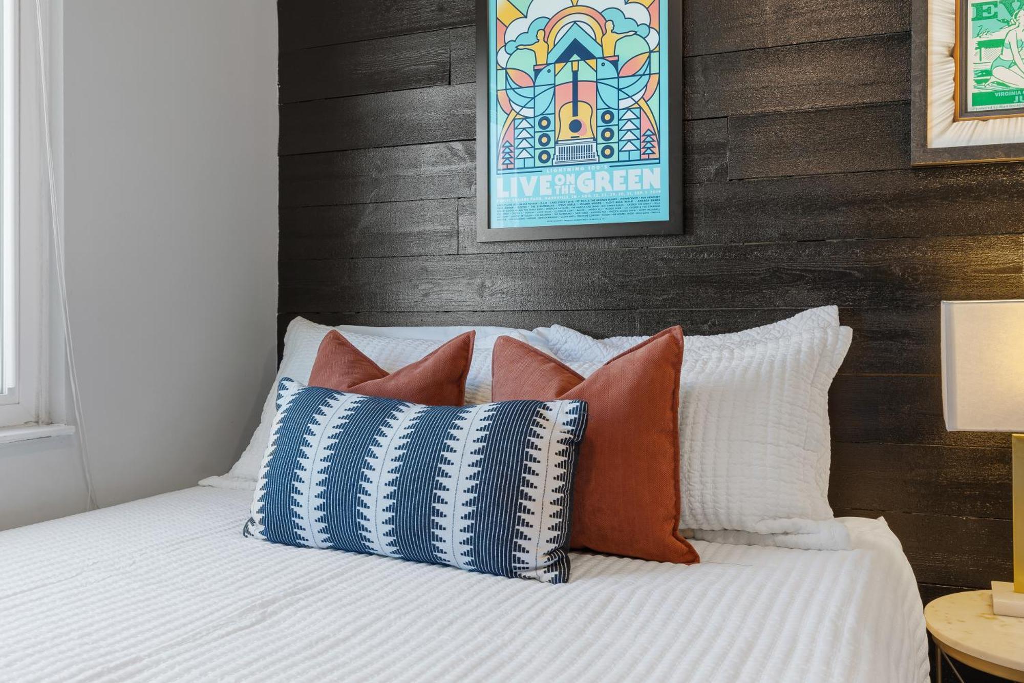 Apartment Oasis Walk To Broadway With Pool, Parking, Gym And Patio *