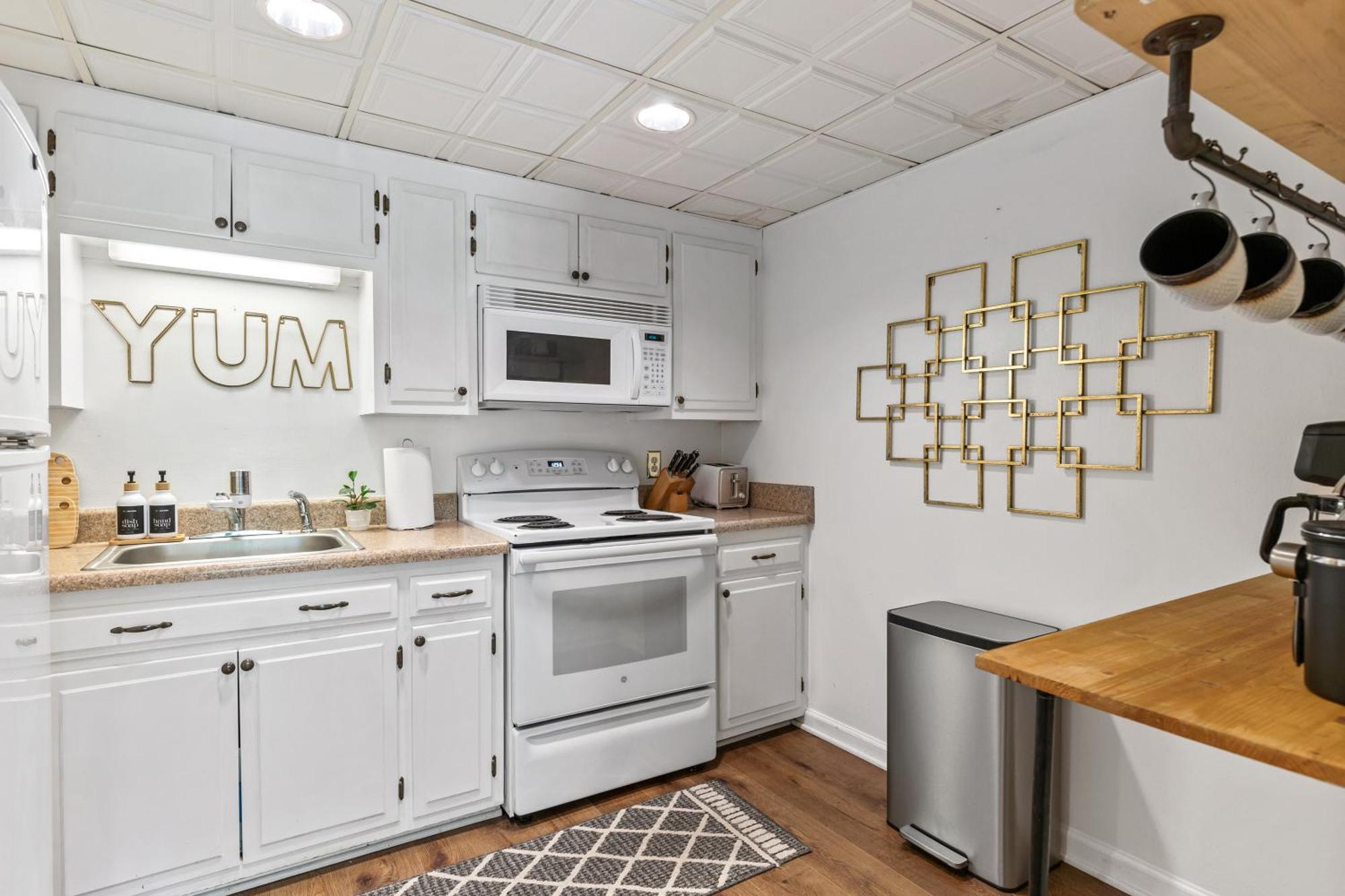 Famous Music Row 1 Bedroom With Free Parking And Pool