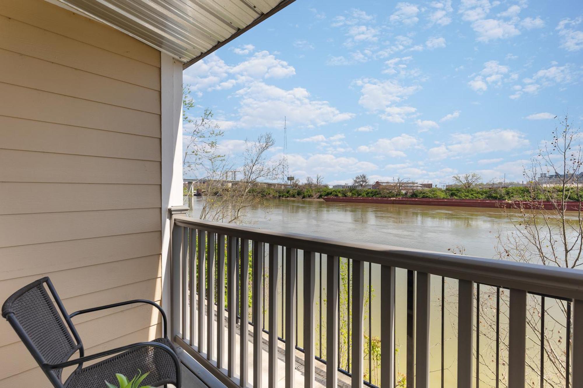 Apartment Oasis Walk To Broadway With Pool, Parking, Gym And Patio