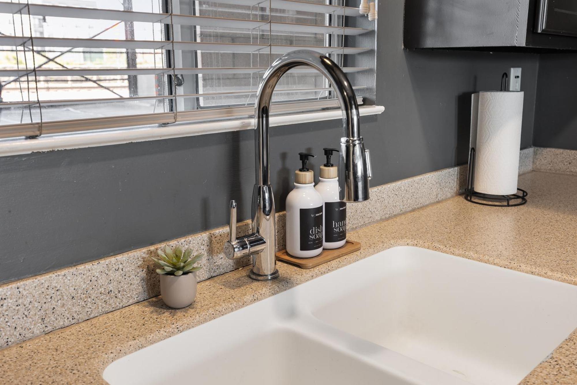 Apartment Oasis Walk To Broadway With Pool, Parking, Gym And Patio Nashville