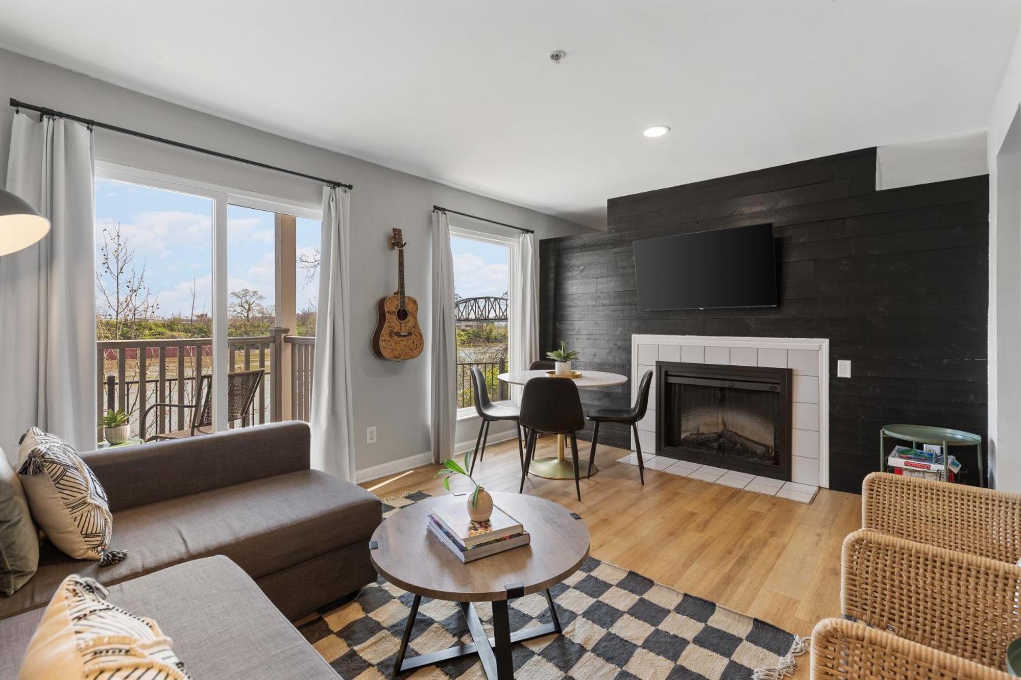 Oasis Walk To Broadway With Pool, Parking, Gym And Patio * Nashville