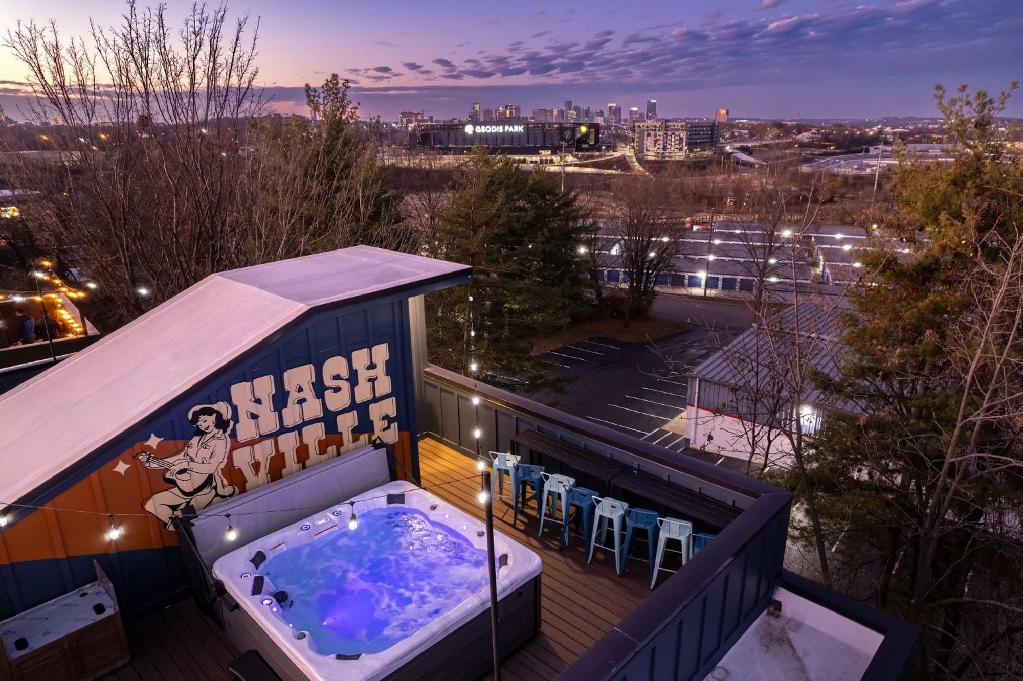 Twin Homes Rooftop Deck Hot Tub Outdoor Kitchen Holiday home Nashville