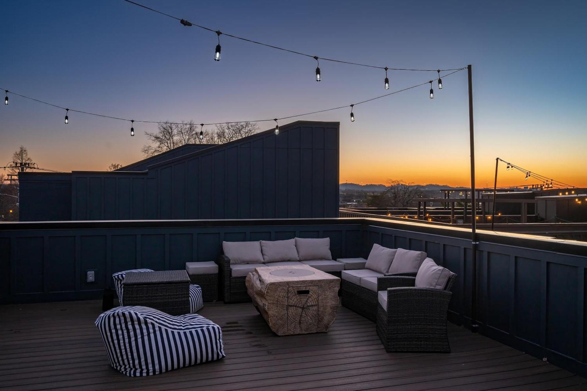 Rooftop Deck Hot Tub & Game In Holiday home