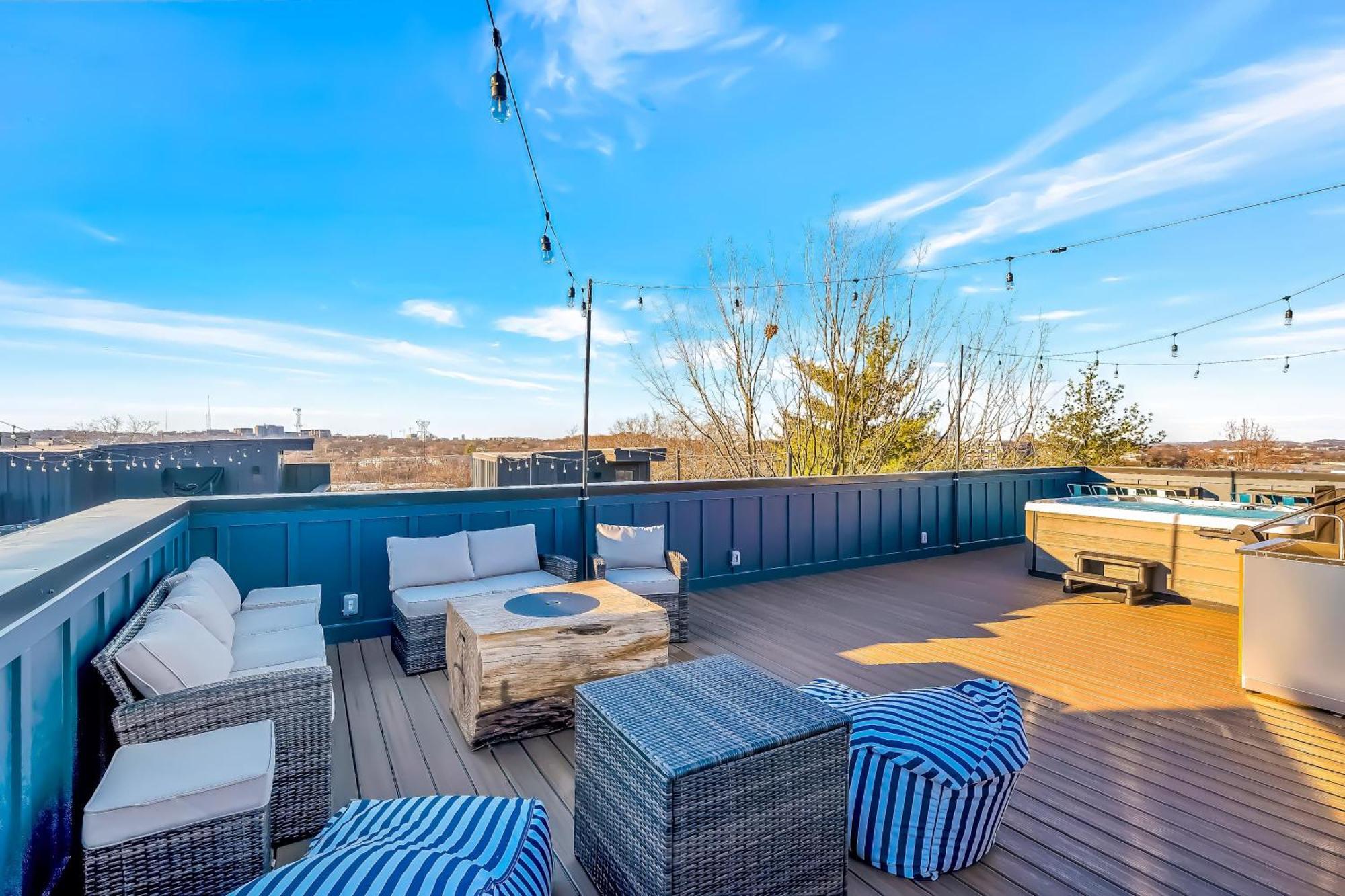Rooftop Deck Hot Tub & Game In Holiday home Nashville