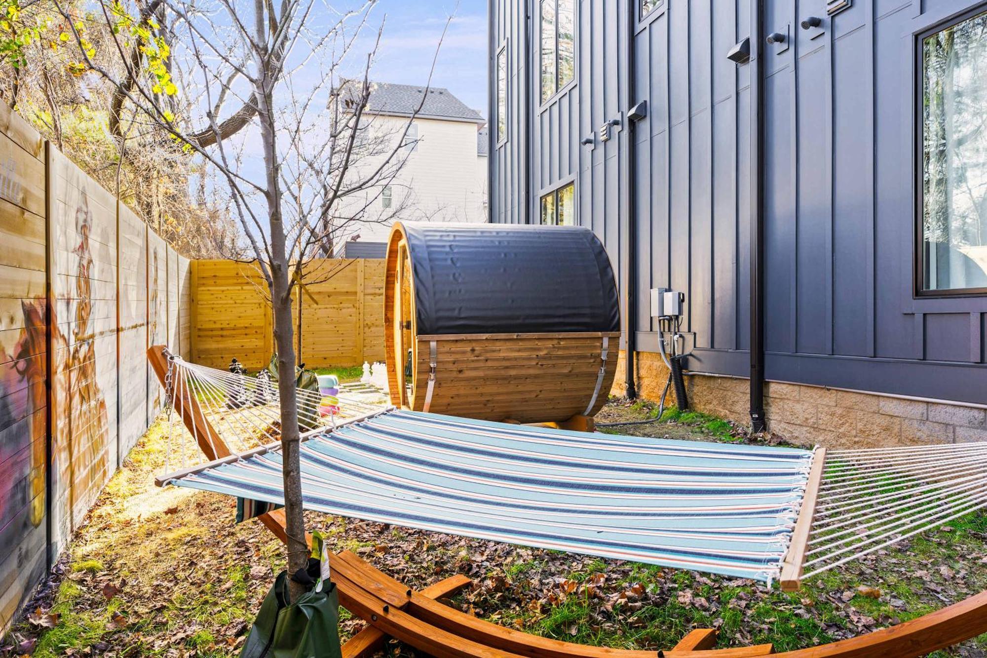 Rooftop Deck Hot Tub & Game In *