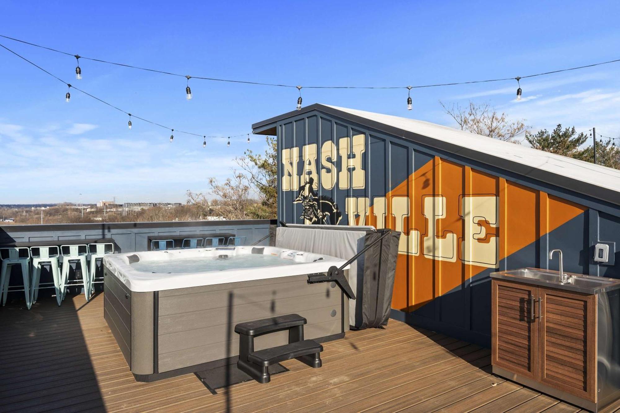 Rooftop Deck Hot Tub & Game In Nashville