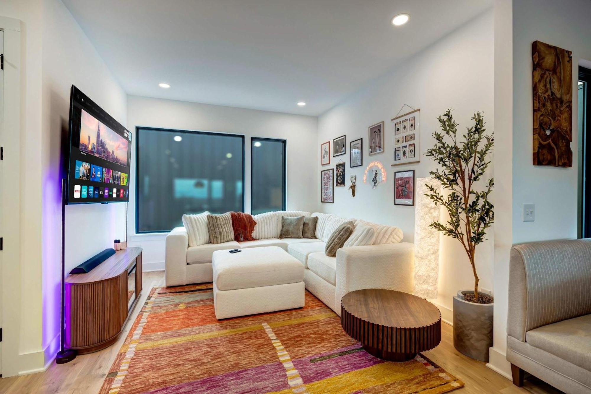 Rooftop Deck Hot Tub & Game In