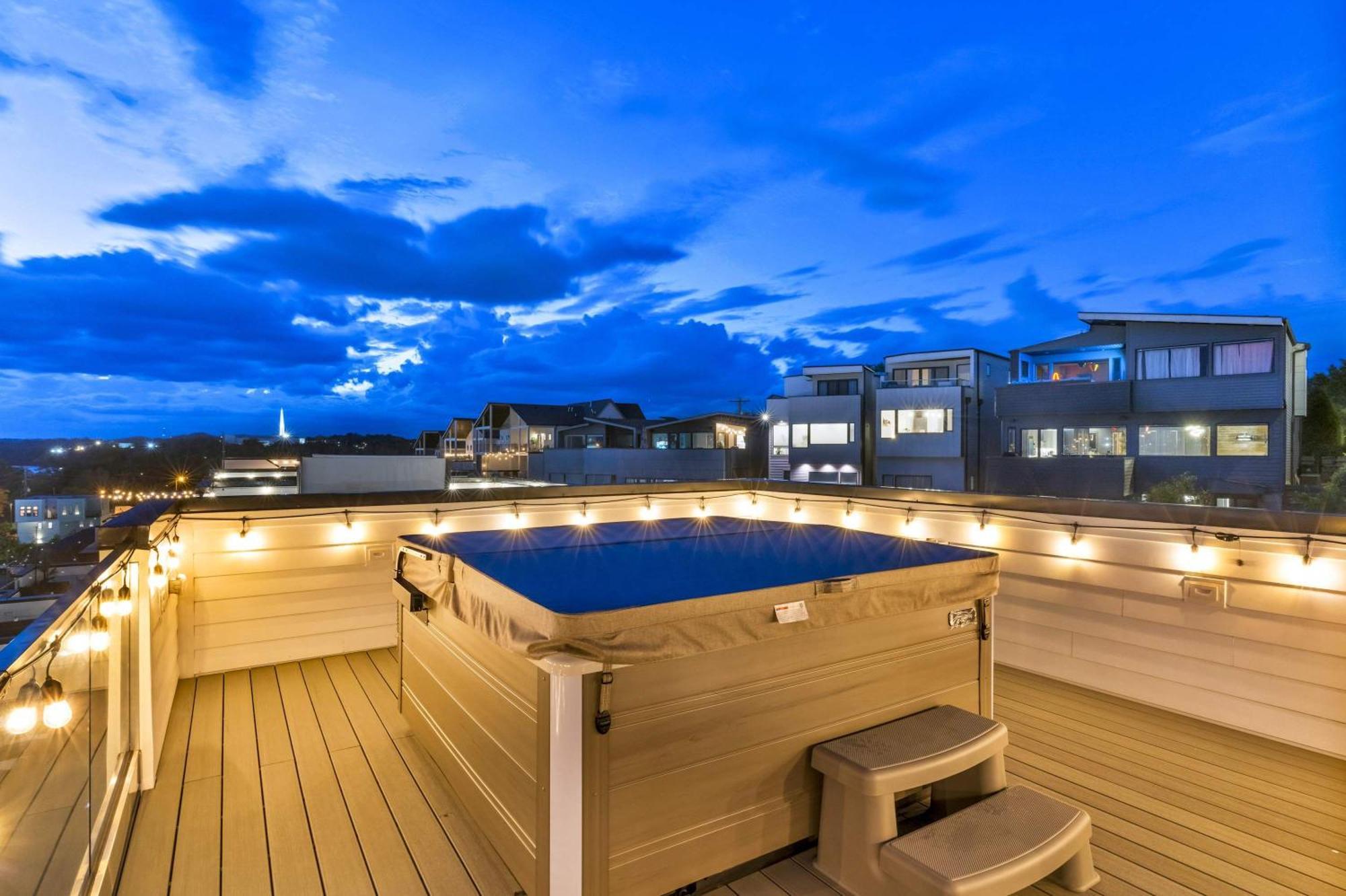 Holiday home Double Rooftop Decks Hot Tub Karaoke *