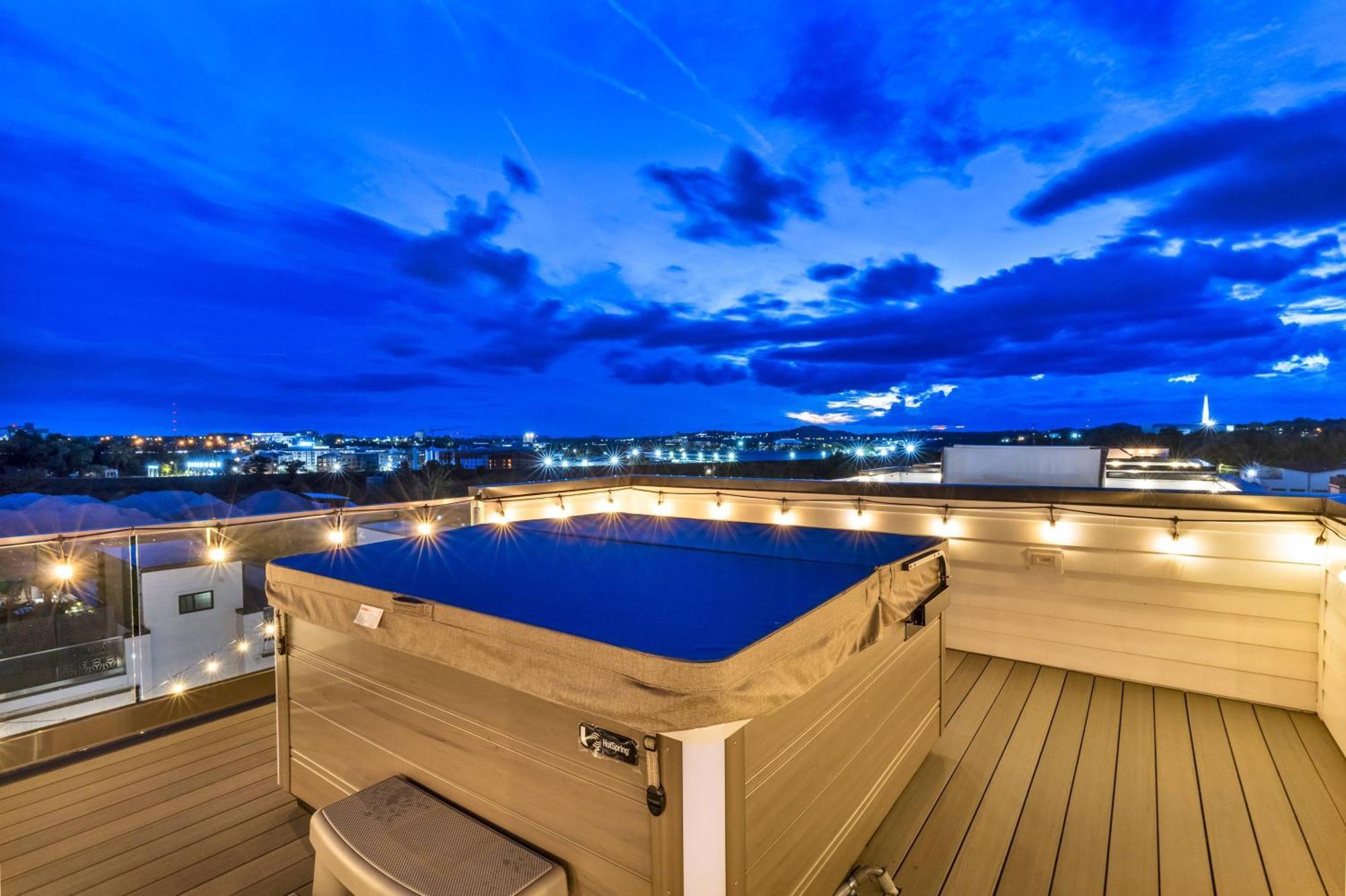 Holiday home Double Rooftop Decks Hot Tub Karaoke *
