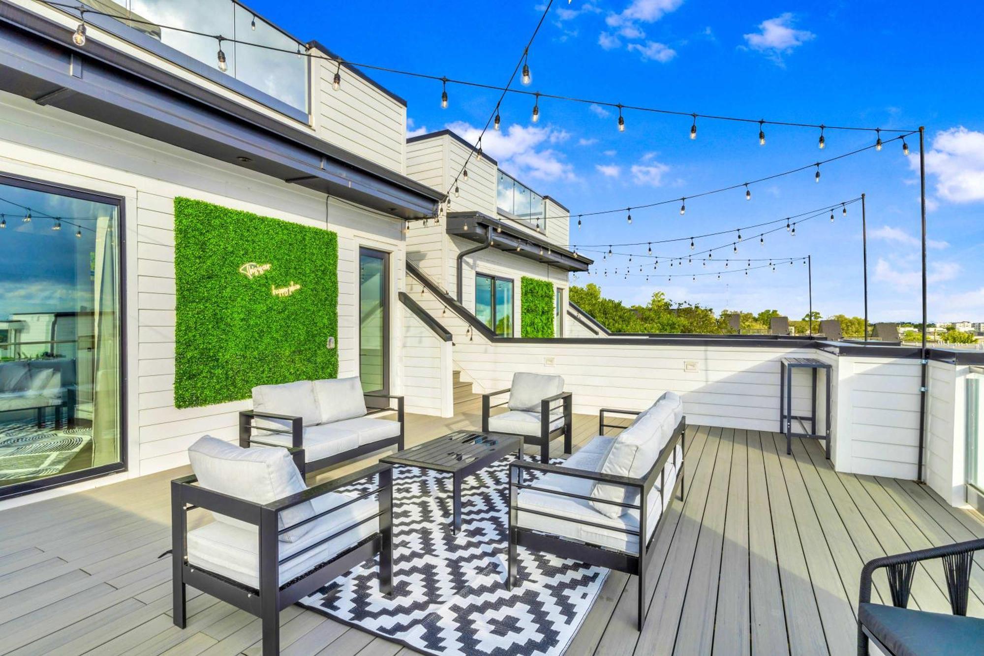 Holiday home Double Rooftop Decks Hot Tub Karaoke