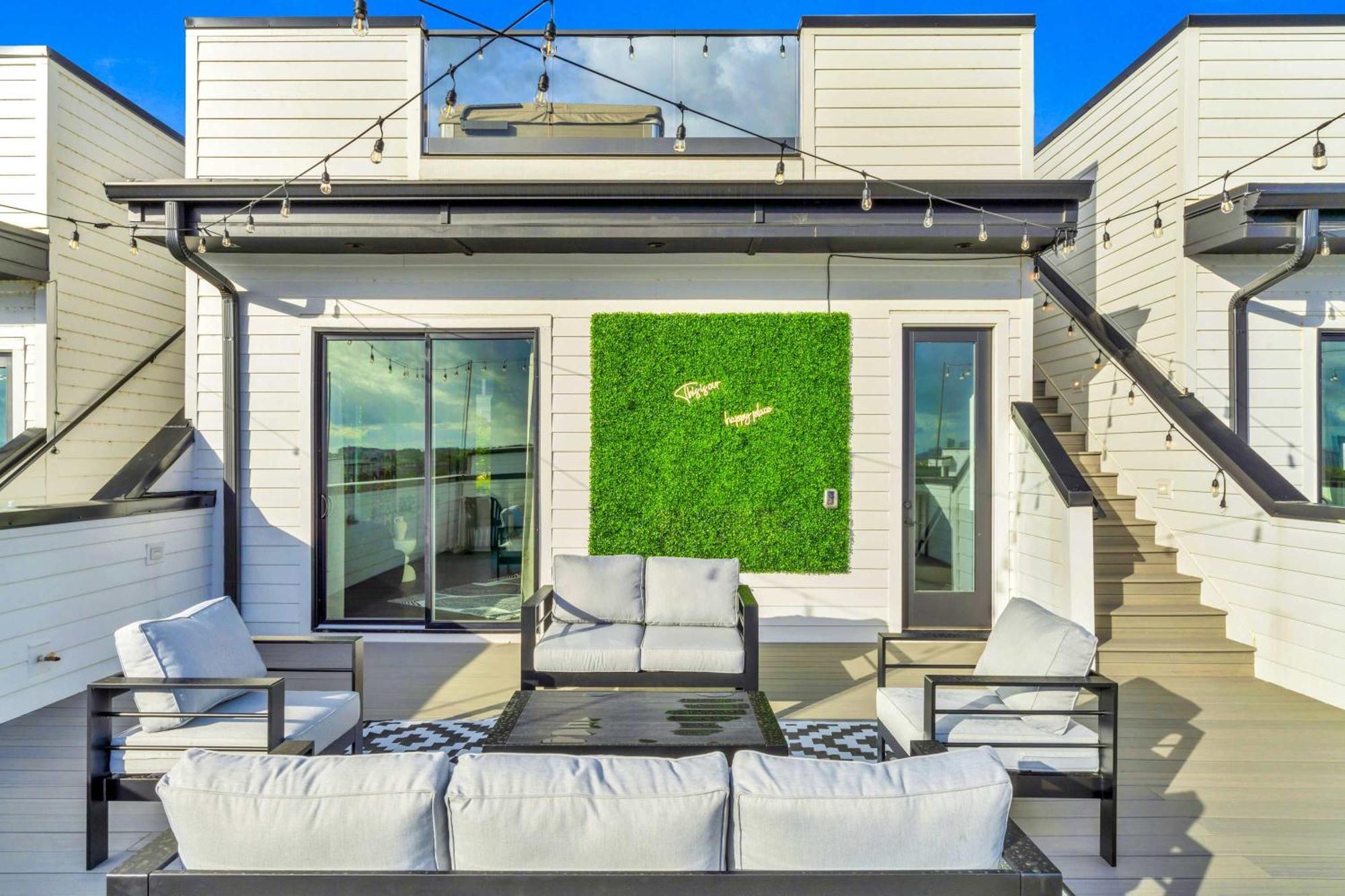 Double Rooftop Decks Hot Tub Karaoke Holiday home Nashville