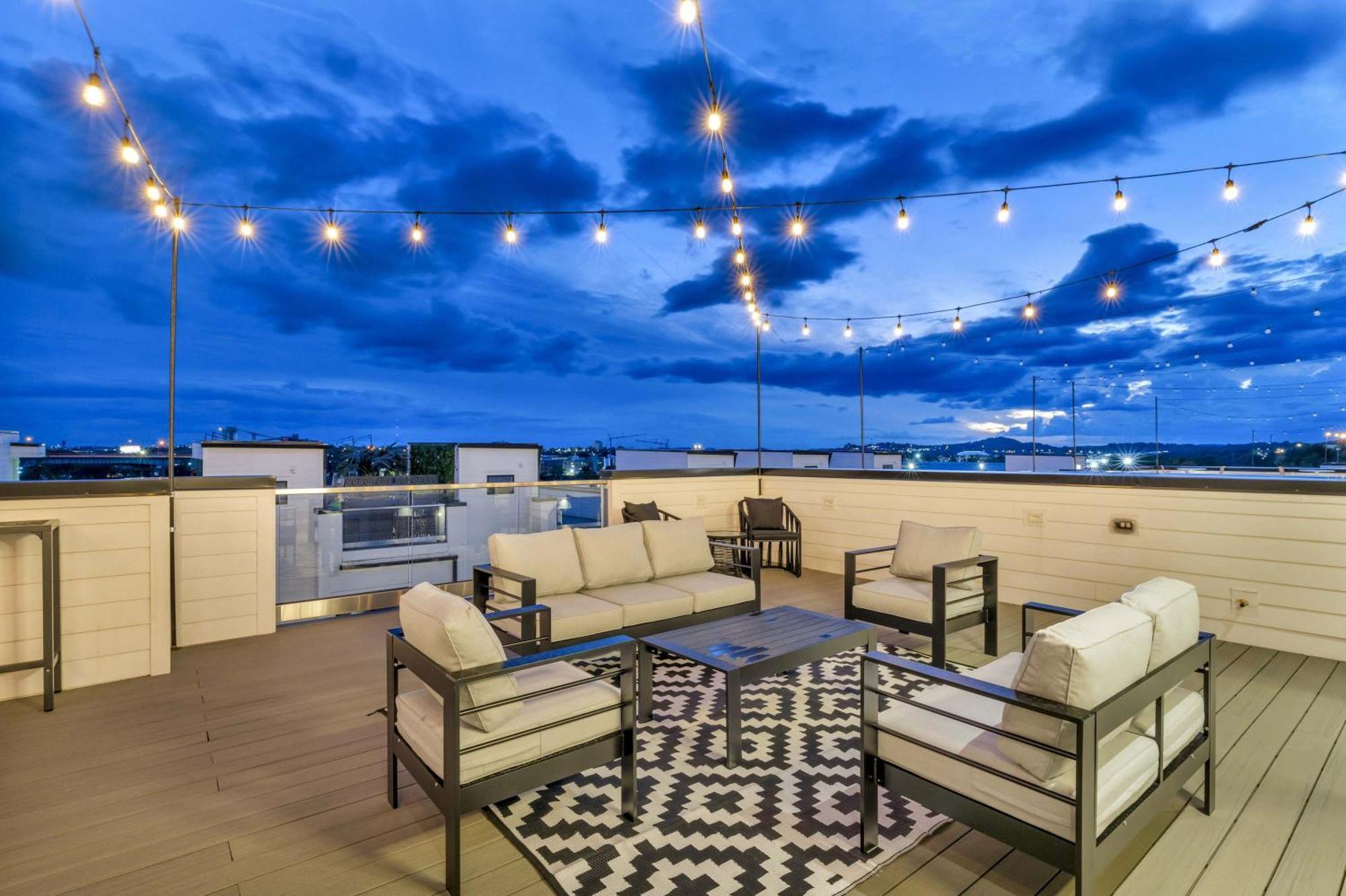 Double Rooftop Decks Hot Tub Karaoke *