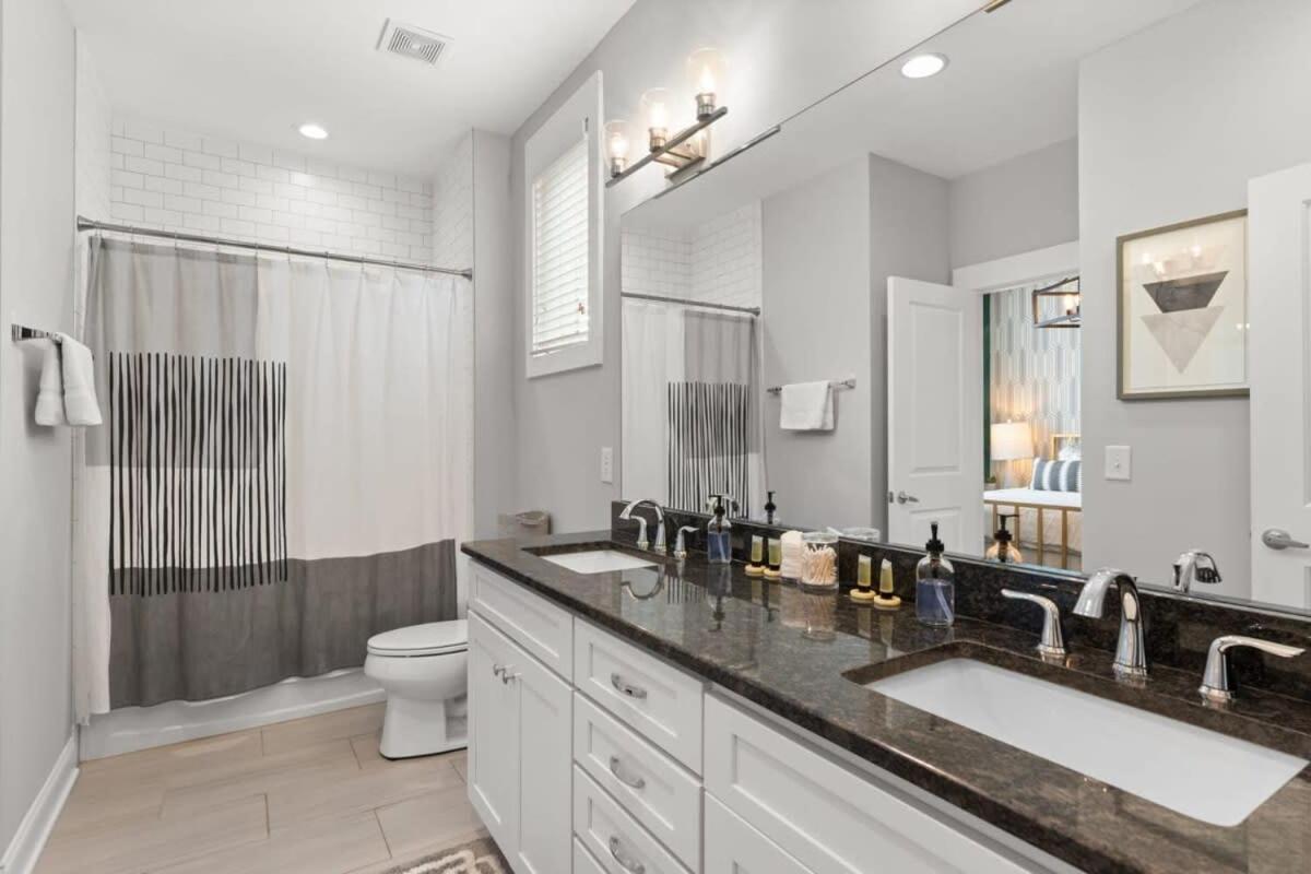 Holiday home 2 Chic Townhomes Near Geodis Sleeps 22 *