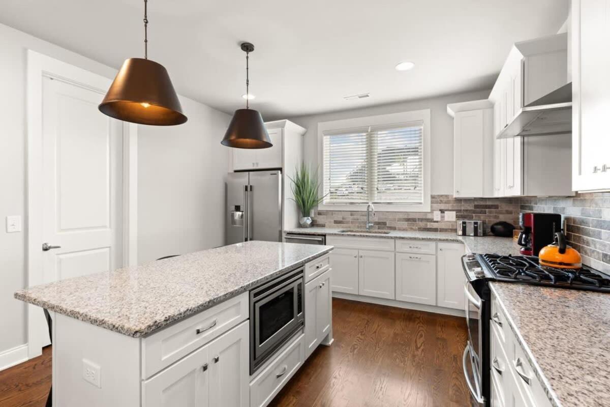2 Chic Townhomes Near Geodis Sleeps 22 Holiday home Nashville