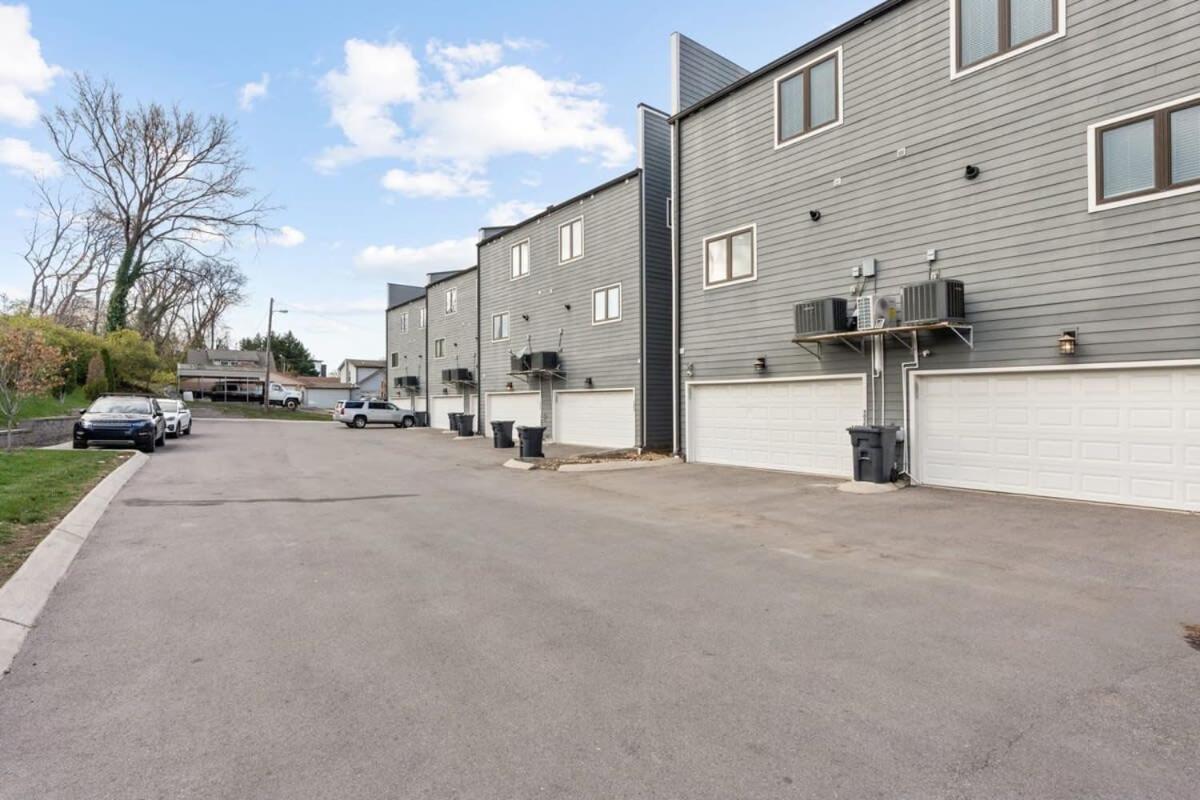 2 Chic Townhomes Near Geodis Sleeps 22 *