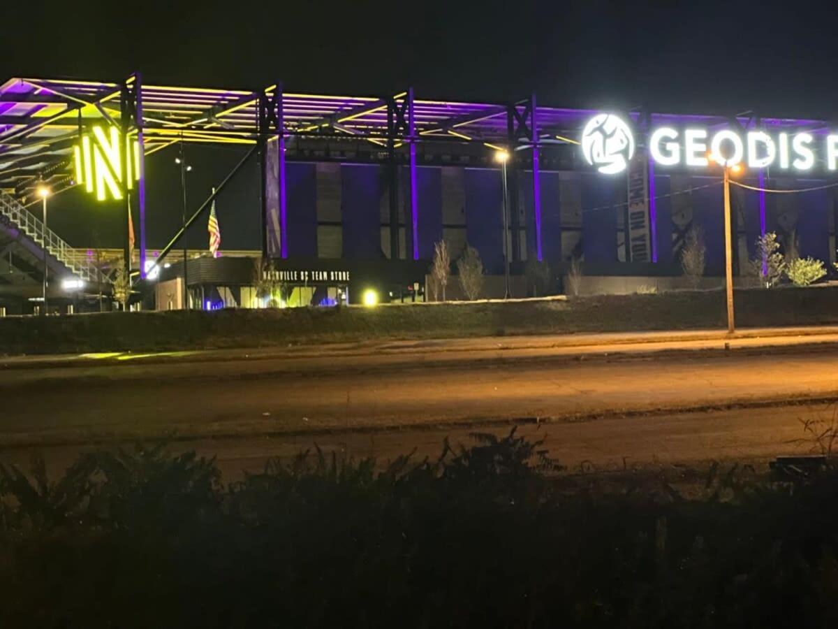 2 Chic Townhomes Near Geodis Sleeps 22 * Nashville