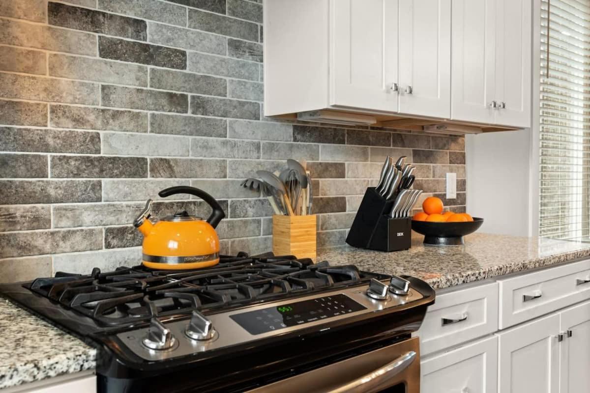 2 Chic Townhomes Near Geodis Sleeps 22