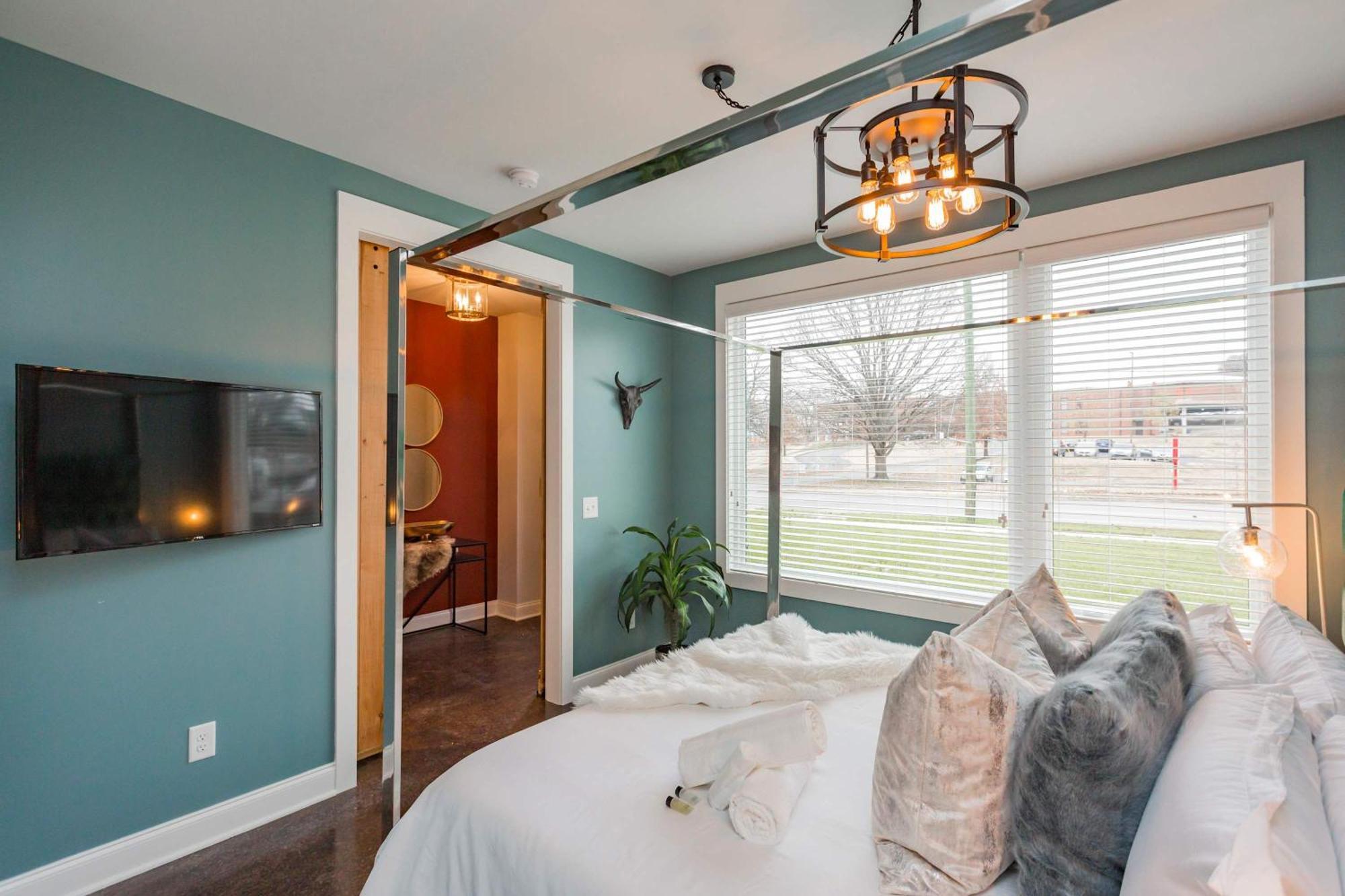 2 Chic Townhomes Near Geodis Sleeps 22 *