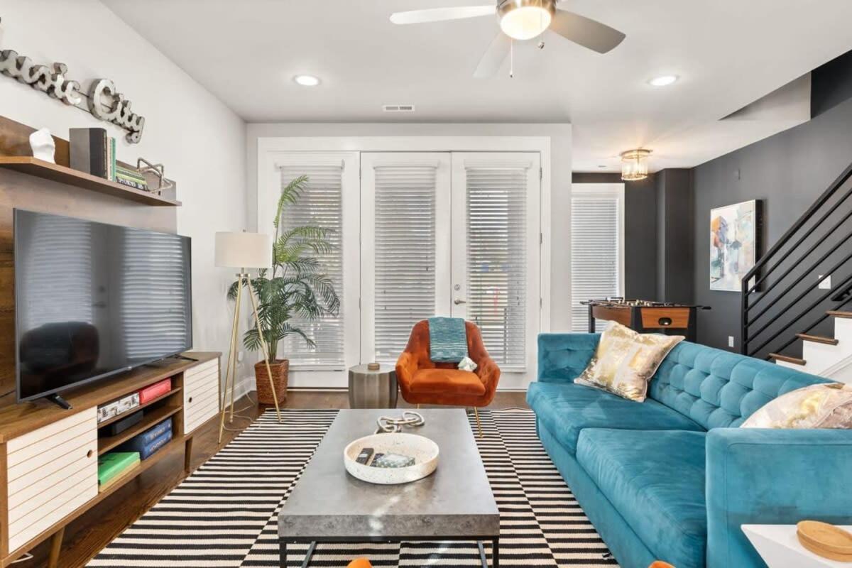 Holiday home 2 Chic Townhomes Near Geodis Sleeps 22