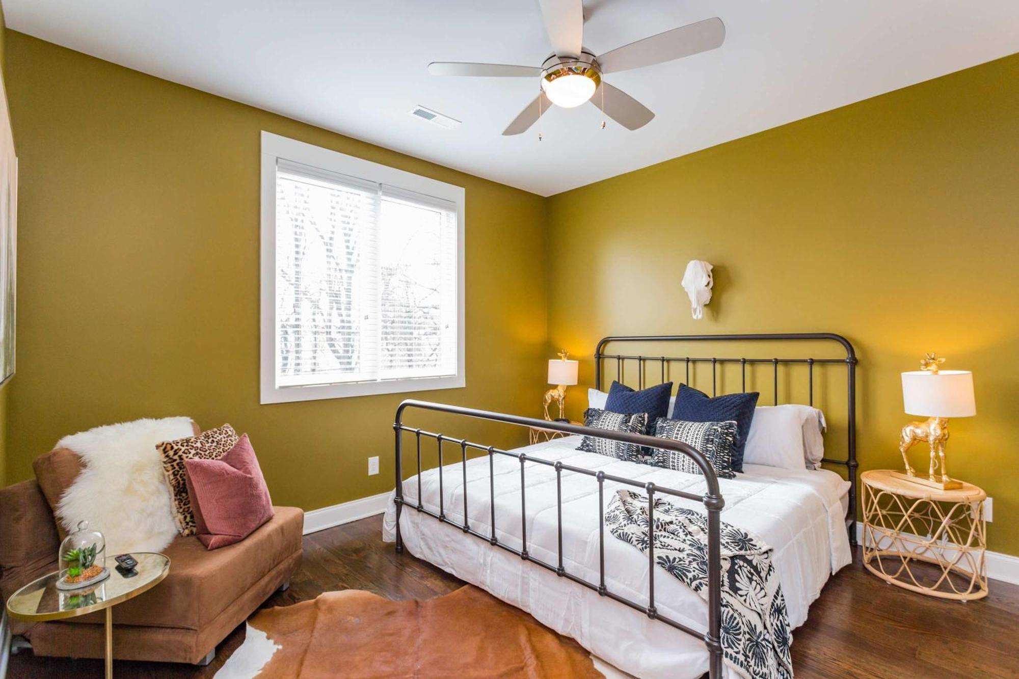 Holiday home 2 Chic Townhomes Near Geodis Sleeps 22 *