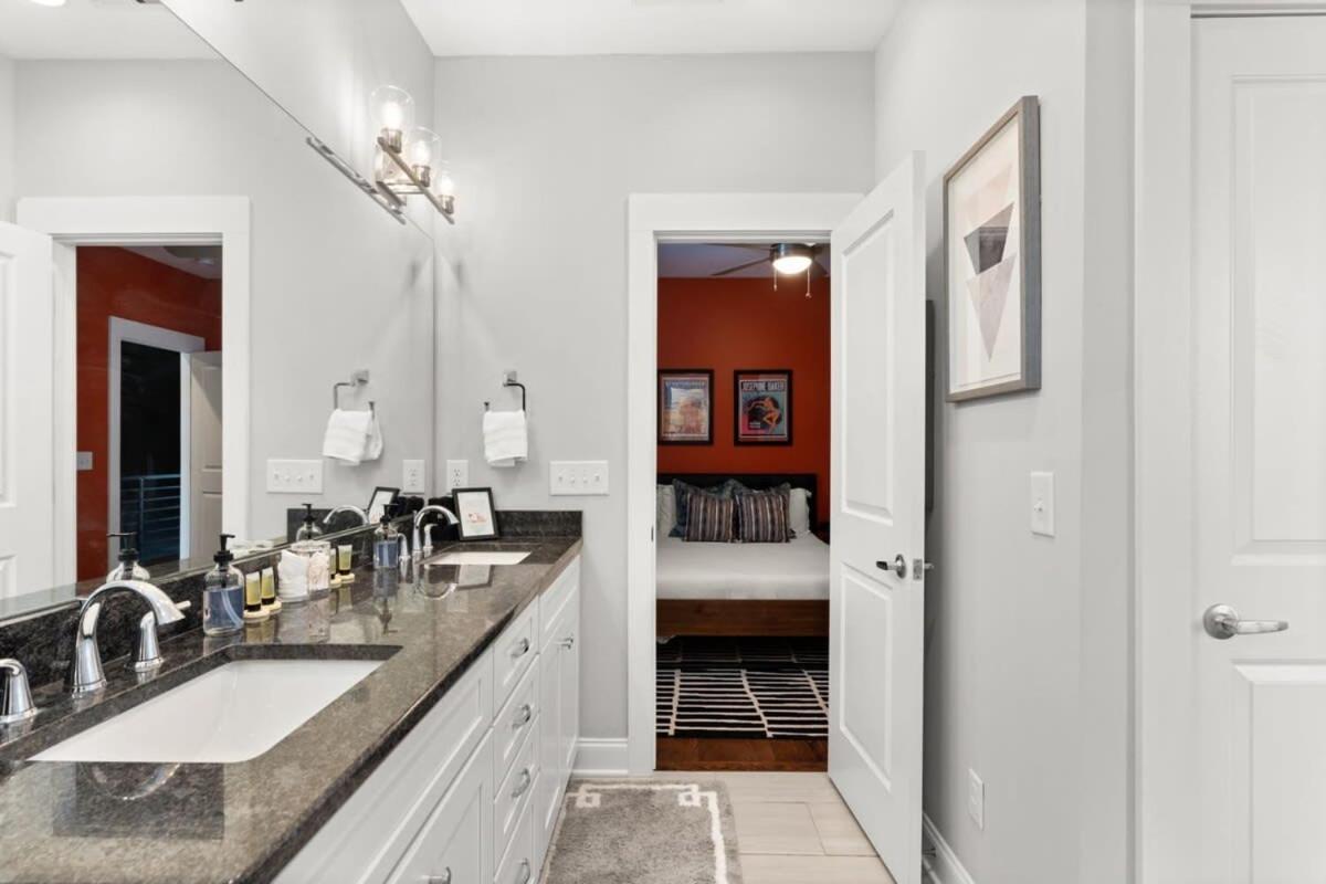 2 Chic Townhomes Near Geodis Sleeps 22 Nashville