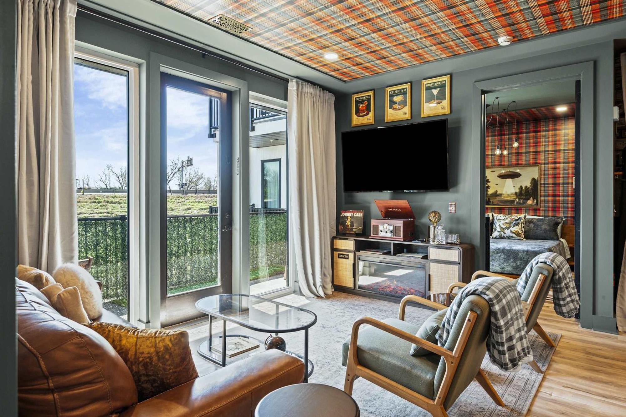 The Lounge Minutes From Downtown *
